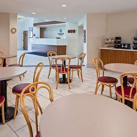 Charlevoix Inn & Suites Surestay Collection By Best Western Exterior foto